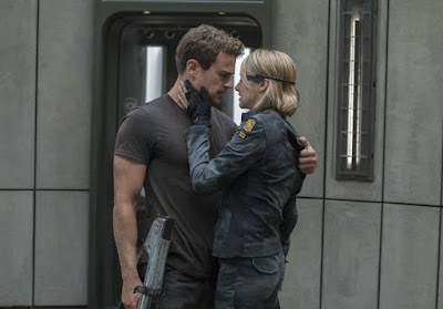 Theo James and Shailene Woodley in The Divergent Series: Allegiant