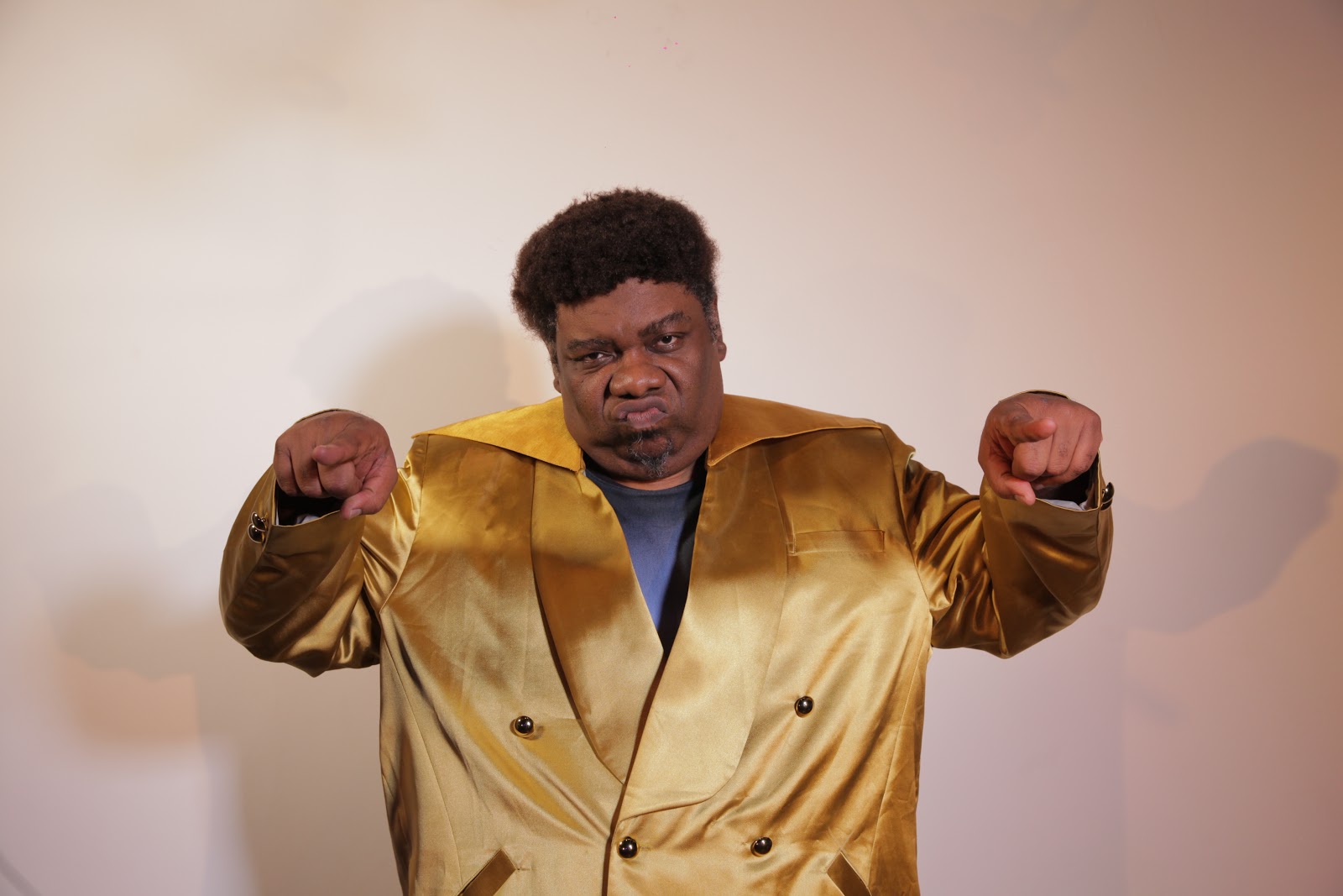 Ator e cantor Sérgio Loroza apresenta talk show no Music Box Brazil sobre cultura negra