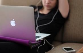 The Happiest Teens Use Smartphones, Digital Media Less Than An Hour A Day