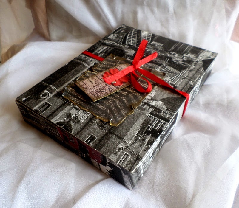 Подарок 6 книга. Коробка для мужчины с подарками. Упаковка мужского подарка. Необычная упаковка подарка для мужчины. Брутальная подарочная коробка.
