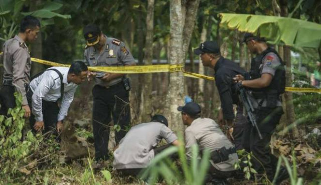 Diduga Mengandung Belerang, Bom Rakitan yang Diinjak Kerbau Ini Meledak Diduga Mengandung Belerang, Bom Rakitan yang Diinjak Kerbau Ini Meledak