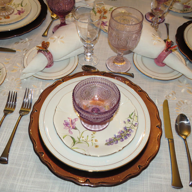 FABBY'S LIVING: FABBY: White Tablecloth and Pink Roses!