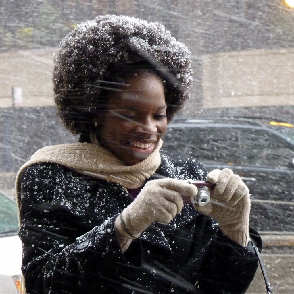 Негритянки издеваются. Негр зимой. Негритянка в снегу. Негр в снегу. Африканцы и снег.