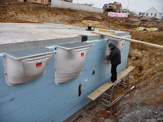 Ein Meisterstück Haus für M+A+D+E: Kellerdämmung und Lichtschächte