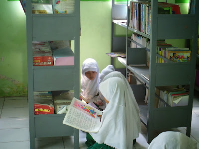 siswa membaca di perpustakaan sekolah