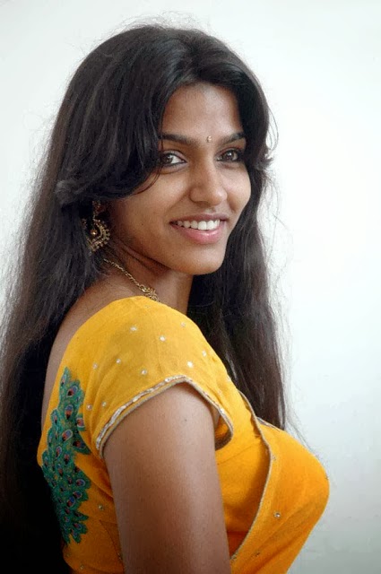 Tamil-Actress-Dhanshika-Hot-Yellow-Saree