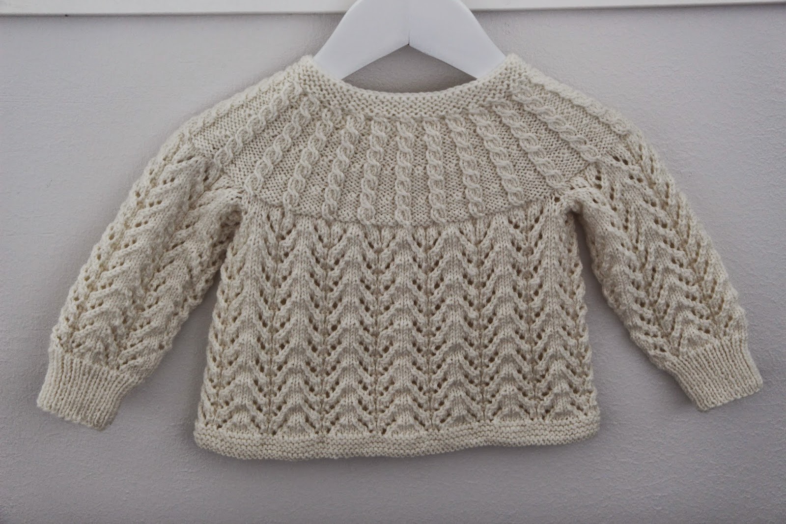 strikkehulen-babyjakke-fra-dalegarn