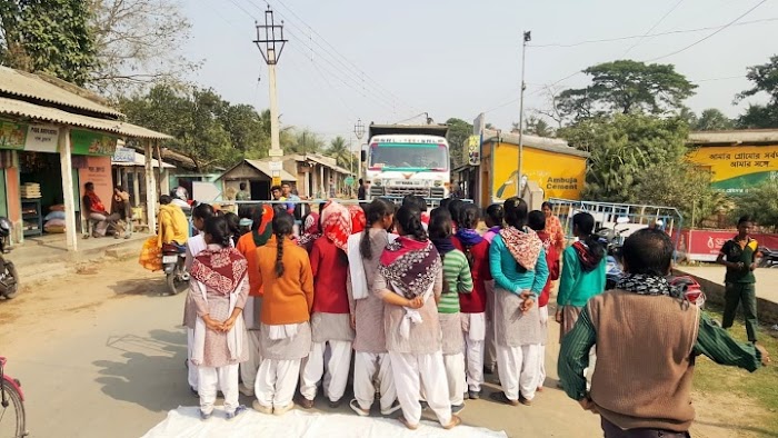 পৃথক দাবীতে পূর্ব বর্ধমানের দুই জায়গায় পড়ুয়াদের রাস্তা অবরোধ