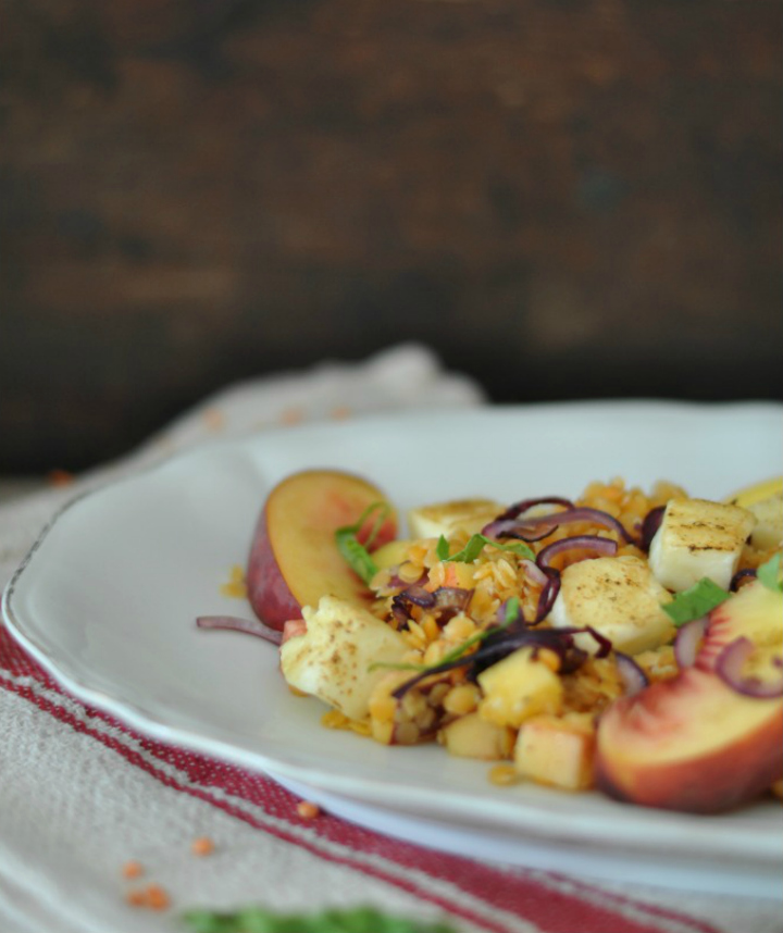 The perfect dish for a hot summer day: juicy peaches, halloumi cheese, red onions and red lentils combined in a vibrant salad!