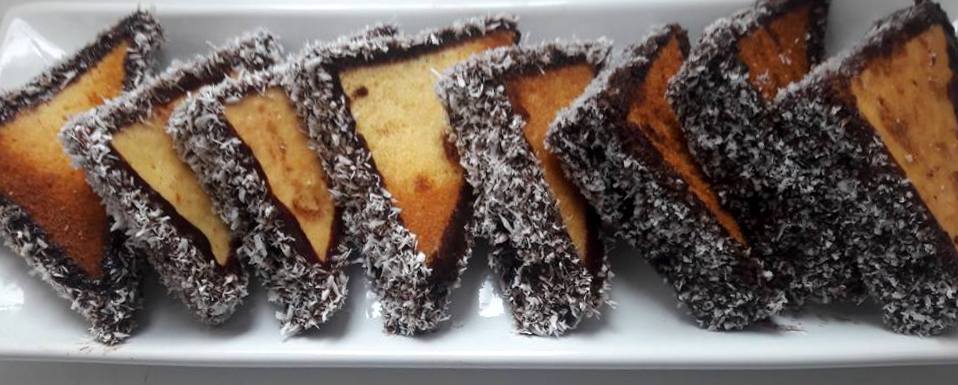 ÇİKOLATA SOSLU ÜÇGEN KEK GÜLO ANNE MUTFAKTA