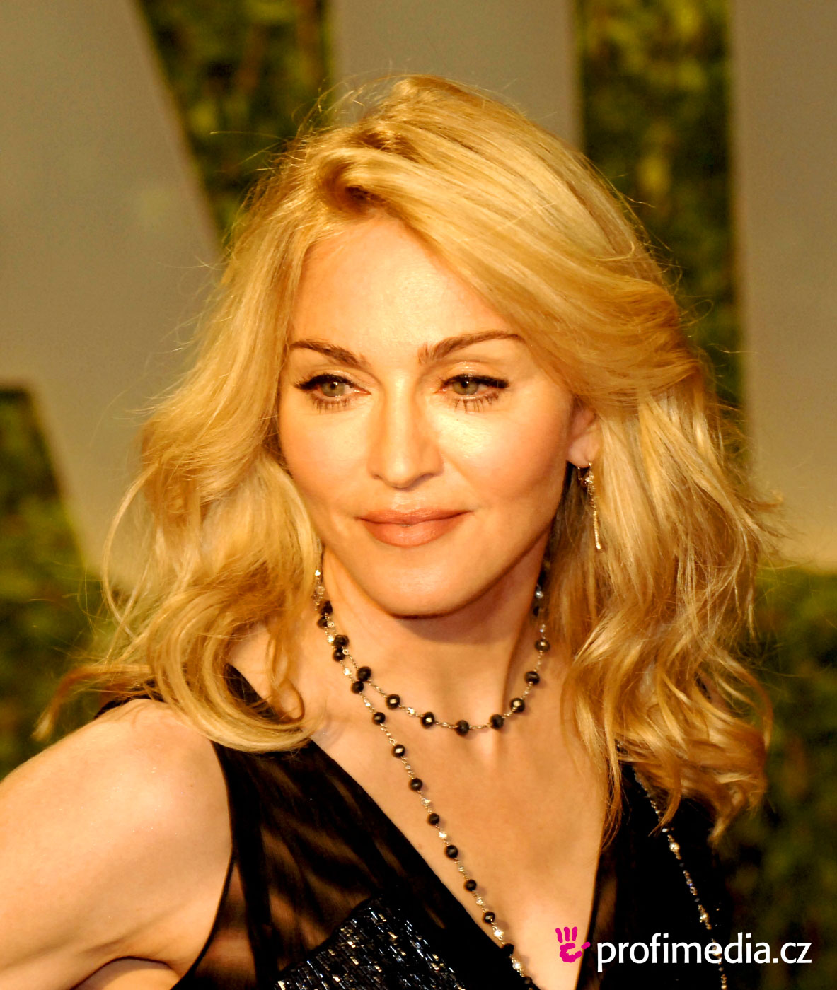 http://2.bp.blogspot.com/-z5uhuvoX2-0/TZH1_VUFKQI/AAAAAAAAAZY/f4vXkB6D6jk/s1600/madonna1m209.jpg