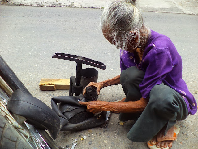 Mak Darmi, Tetap Semangat Bekerja Sebagai Penambal Ban di Usia Senja