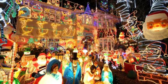 Welcomes Christmas, the House is Covered with 180,000 Lights
