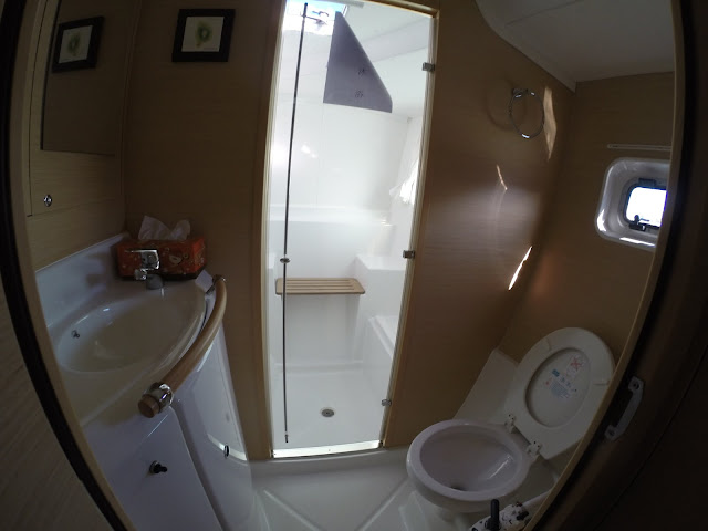 墾丁玩水推薦伊亞帆船俱樂部，千萬雙體帆船豪華體驗，不只可以浮潛還可以體驗開船！