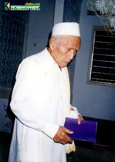 Romo KH Umar Sholeh Kempek