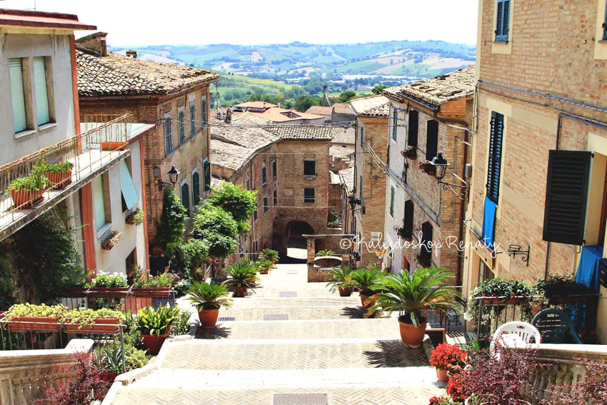 Widok z ulicy Piaggia w Marche