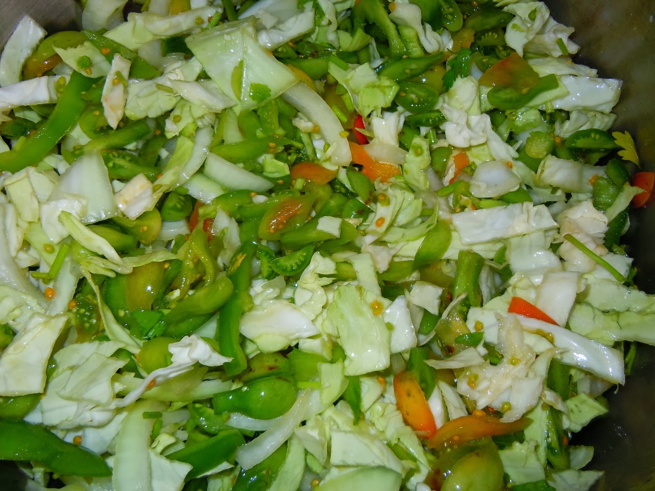 Зеленый салат рецепты на зиму. Салат с зелеными помидорами. Салат из зеленых помидор. Салат из зелёных помидор с капустой на зиму. Зеленые помидоры с капустой.