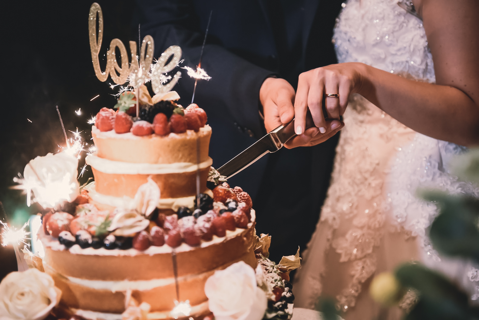 Torta nuda con stelline scintillanti 