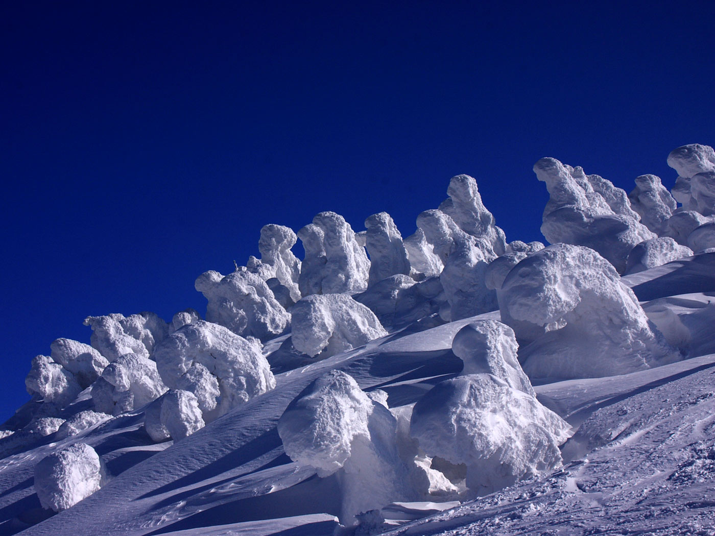 Снег мп 3. Сугробы. Снежные горы Японии. Удивительные явления зимой. Снежные названия.