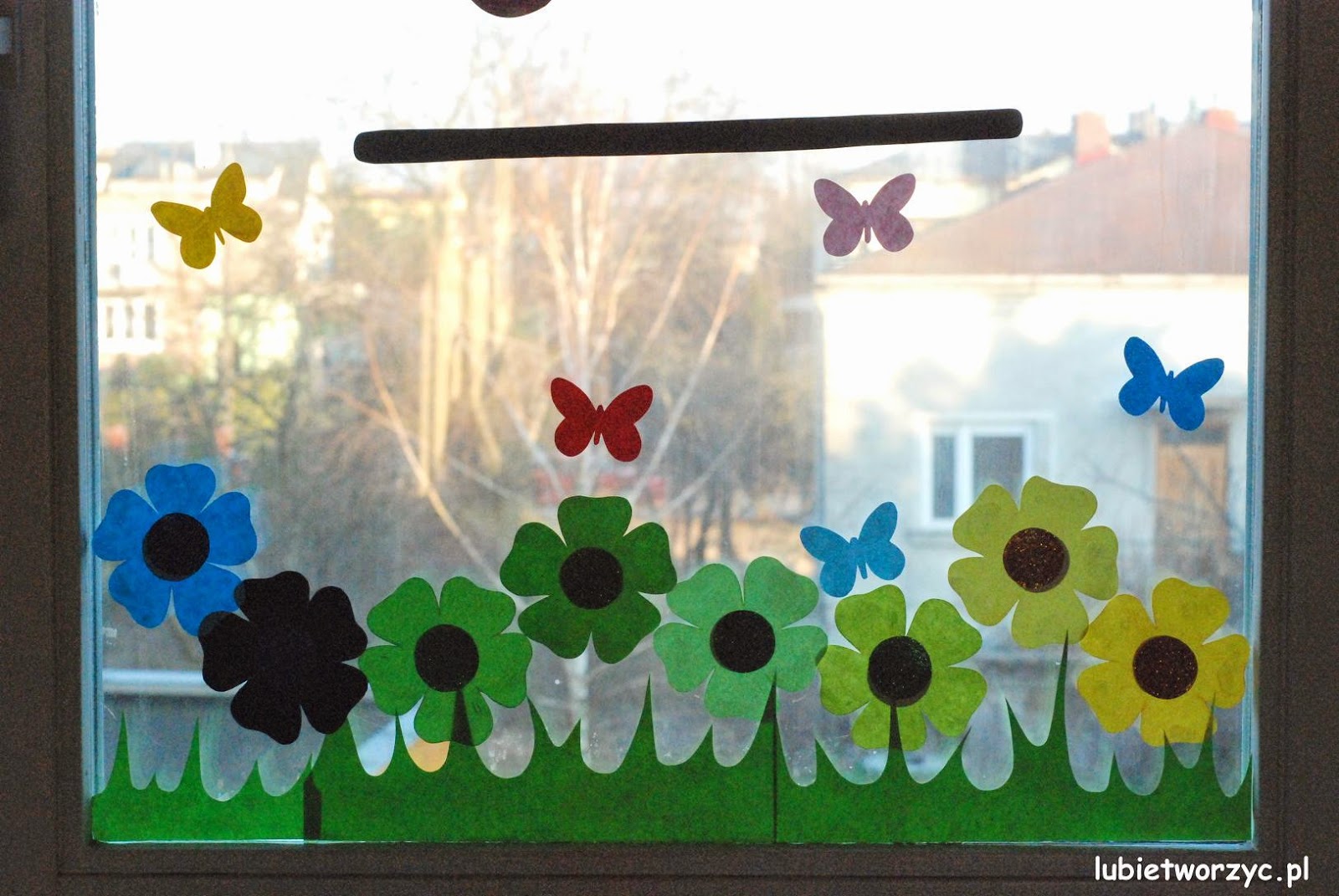 wiosenne dekoracje na okna w przedszkolu szablony do druku