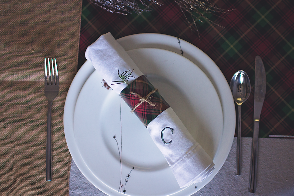 This might be the simplest holiday project you ever do! Have company coming over for a pre-holiday dinner? Just want your table to be set for the holidays just in case? This is so simple, I wish I'd thought of it years ago. Wrapping paper holiday hack for a classic table setting