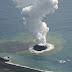 NO JAPÃO: Erupção vulcânica forma pequena ilha.