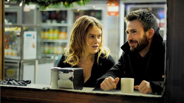 Alice Eve y Chris Evans en una de las escenas de la película en una cafetería