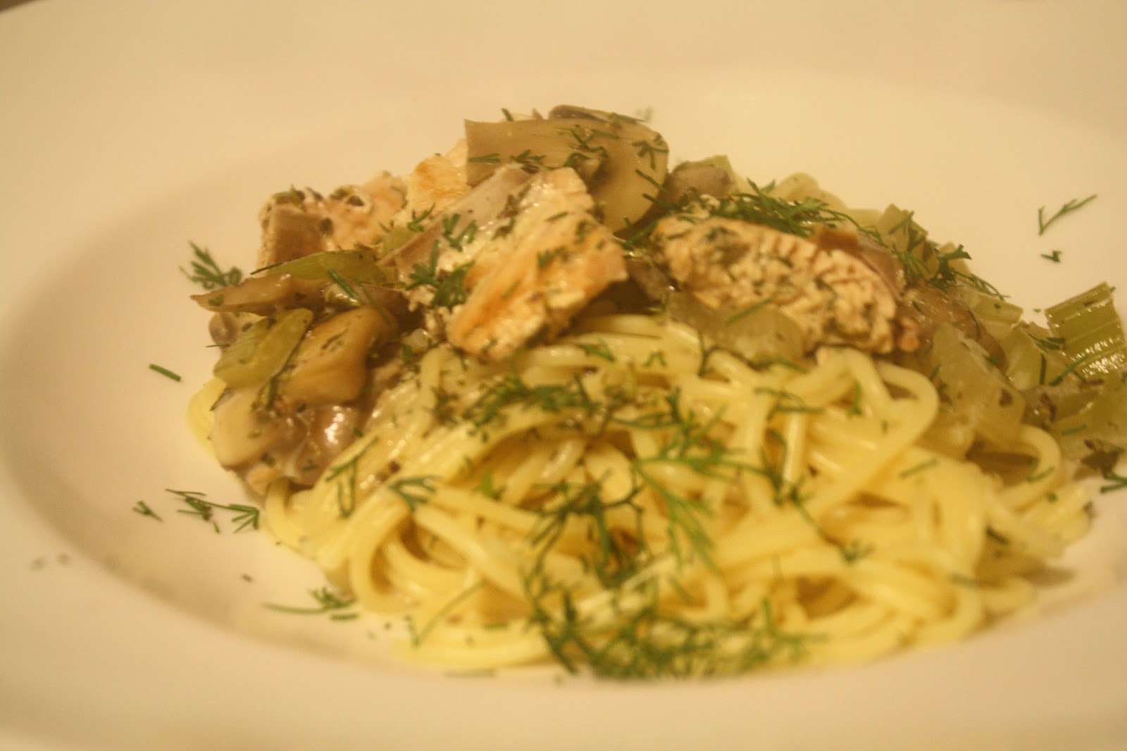 glutenfreie und fructosearme Rezepte: Lachs mit Staudensellerie-Pilz-Soße