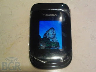BlackBerry 9670 QWERTY clamshell phone with OS 6.0 spotted 2
