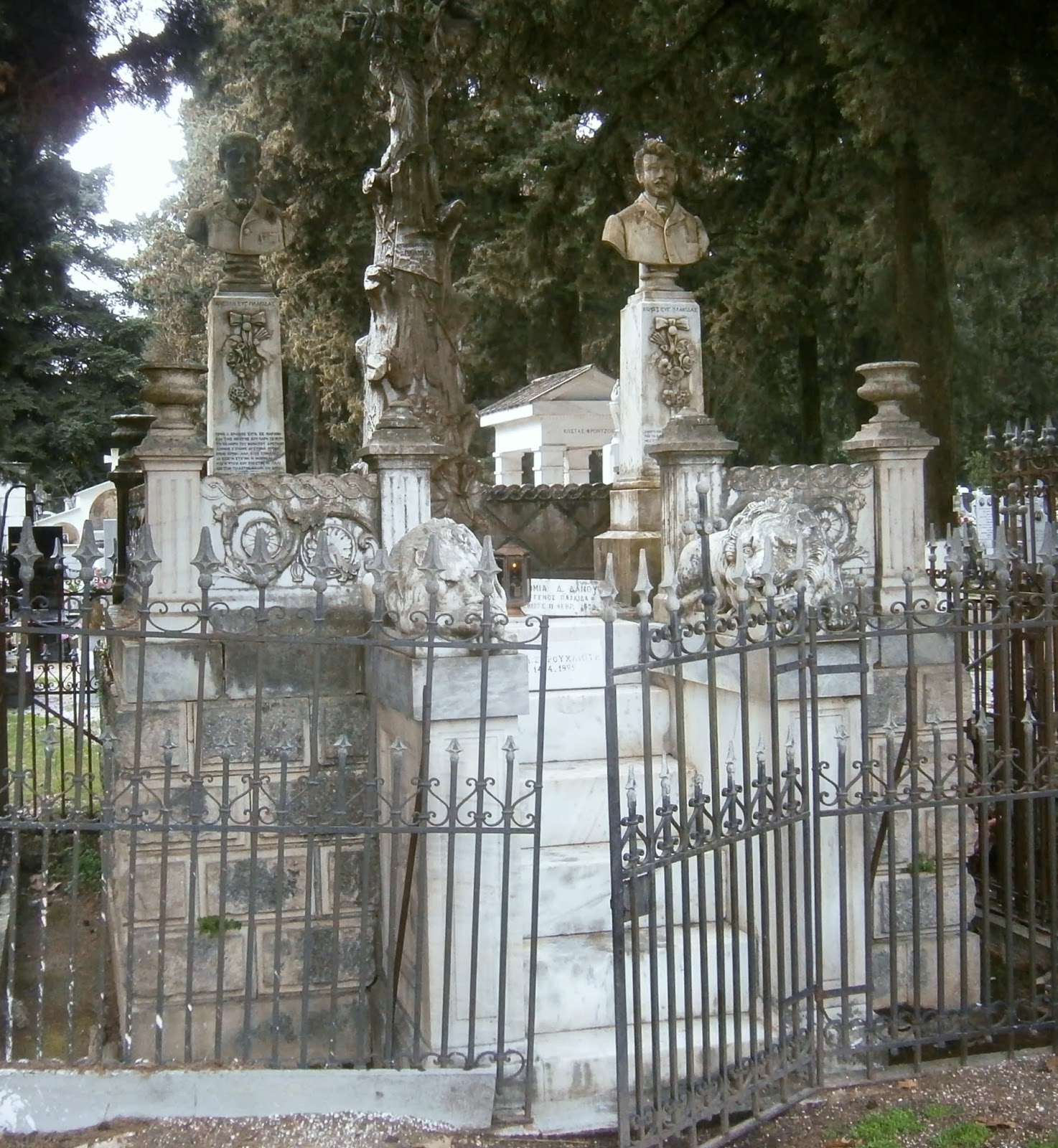 το μνημείο του Οίκου Πλακίδα στο Α΄ Δημοτικό Νεκροταφείο Ιωαννίνων