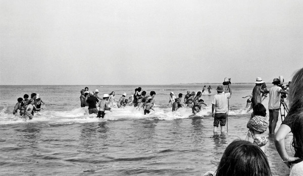 Amazing behind the scenes photos from the making of the film Jaws 1975 - 50