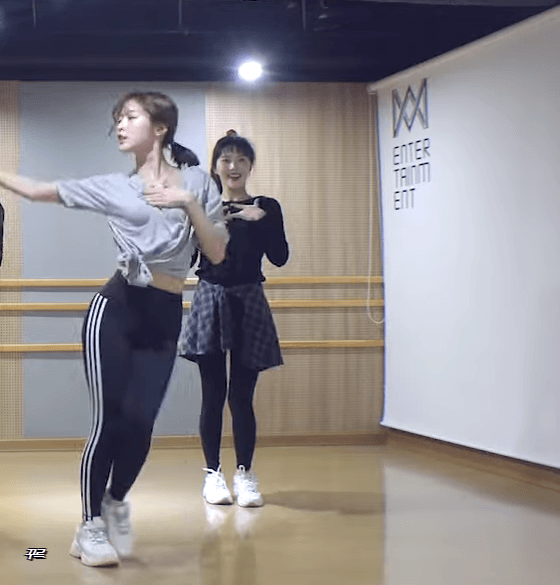 안무 연습하는 아디다스 레깅스 입은 아린