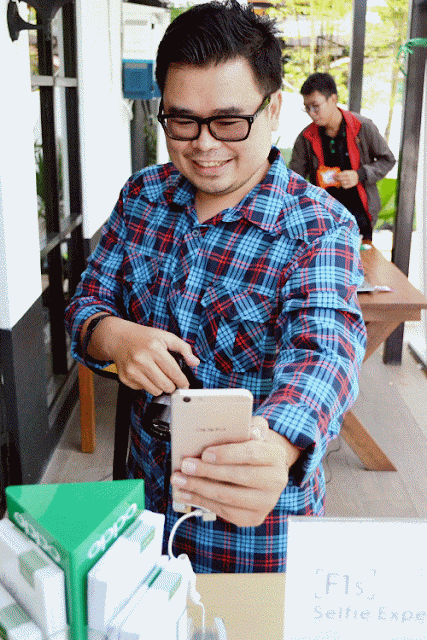 Tukang Jalan Jajan mencoba produk OPPO F1s Selfie Expert New Edition