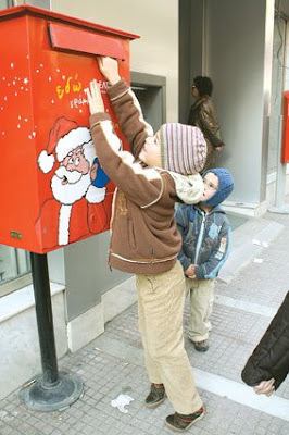Τα παιδιά στέλνουν γράμματα στον Άγιο Βασίλη