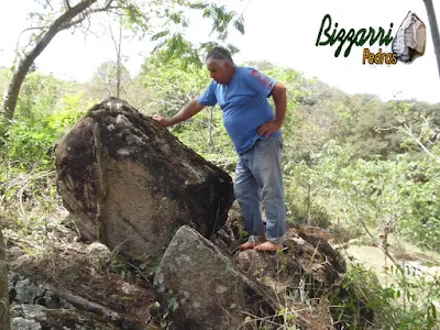 Bizzarri na pedreira fazendo o que mais gosta, garimpando pedras para as construções com pedras e paisagismo com pedras. Na foto garimpando pedra moledo para execução de paisagismo com pedras no jardim, pedra para lago de carpas, para bancos de pedra, muros de pedra, caminhos de pedra, etc. Gosto de ver a pedra e já imaginar ela sendo colocada em cada tipo de trabalho com pedra. Acho linda essa pedra natural envelhecida. 