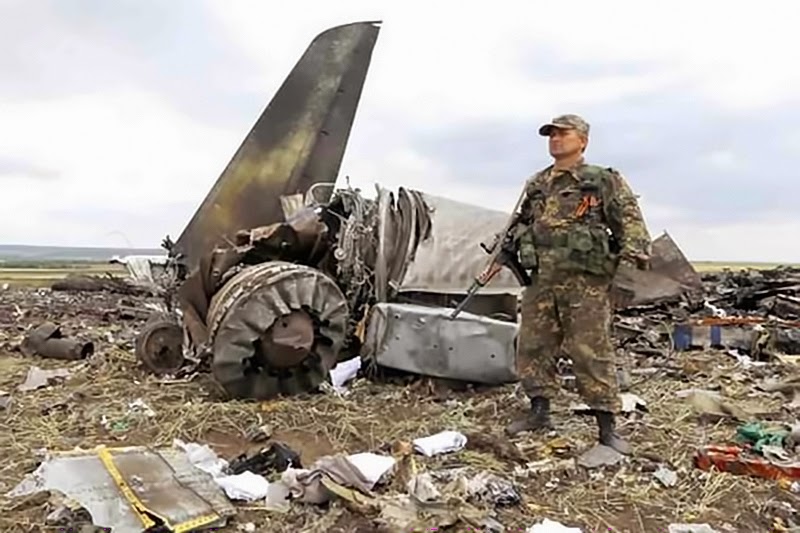 Терористи з ДНР мародерствують на місці аварії літака малайських авіаліній, який вони збили в небі над Донбасом і заважають міжнародним експертам у дослідженні.