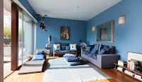 Sala decorada con azul
