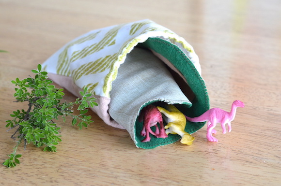 Easy DIY dinosaur play mat toy
