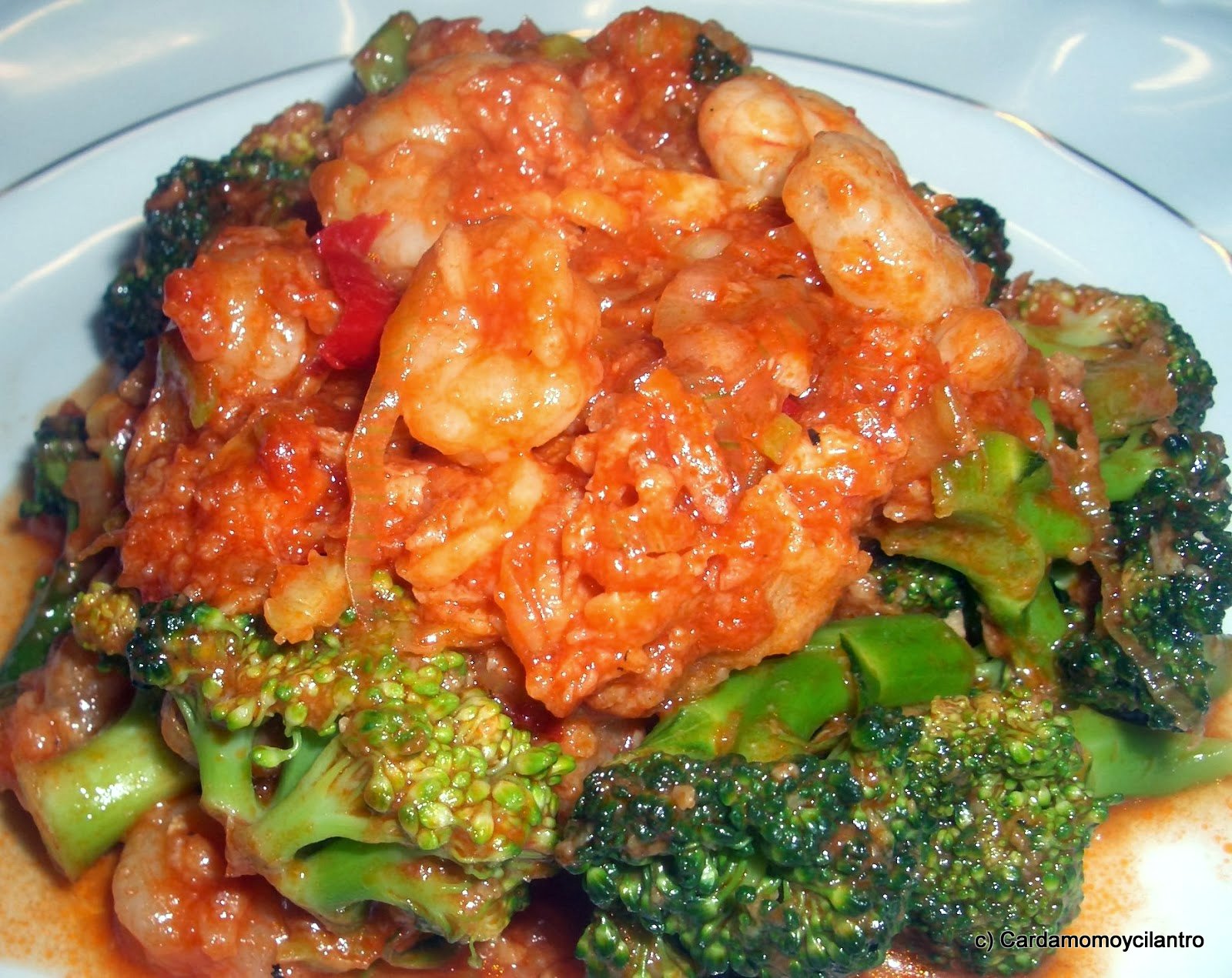 CARDAMOMOYCILANTRO BRÓCOLI CON GAMBAS EN SALSA PICANTE