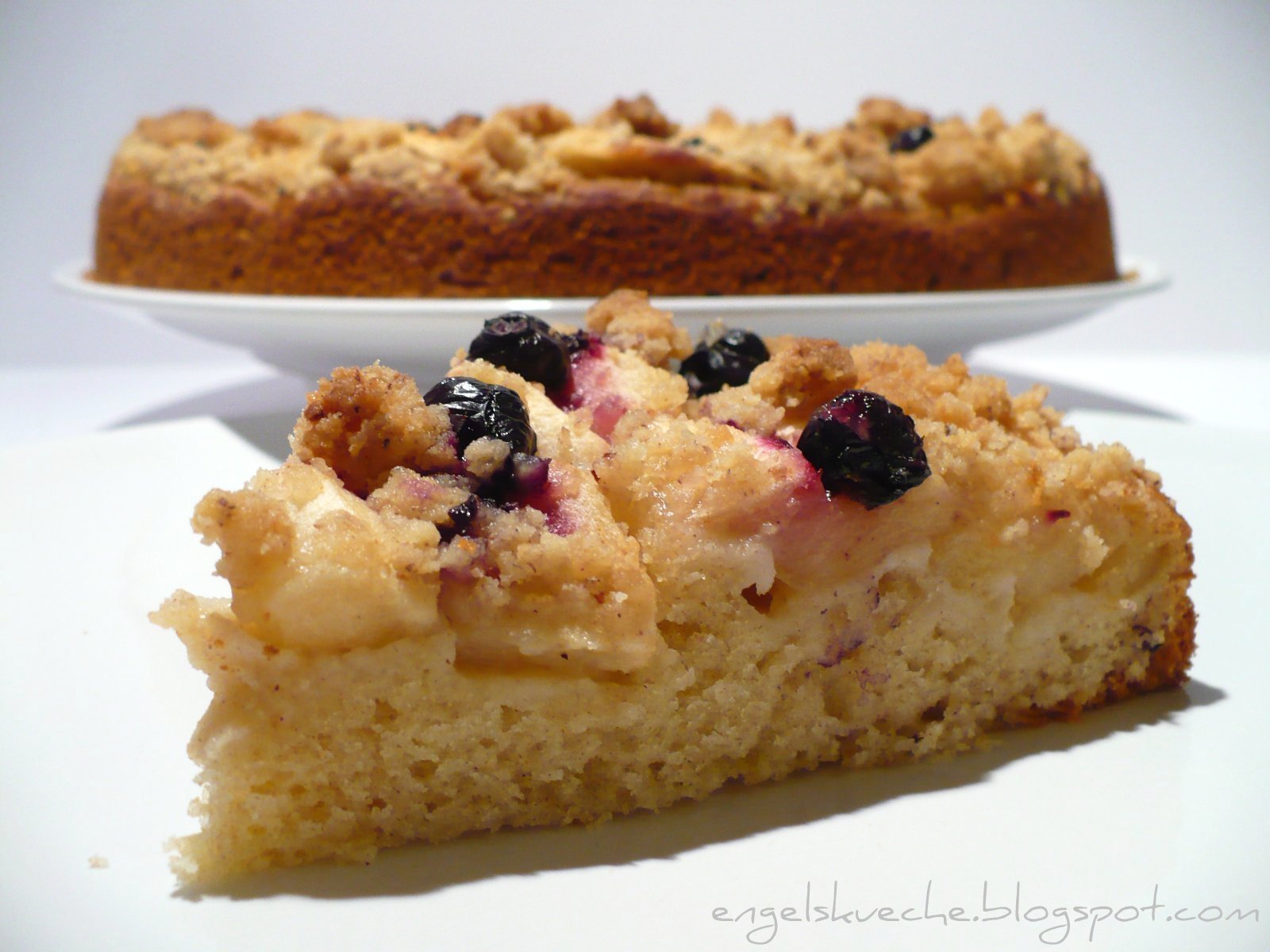 Essen aus Engelchens Küche: Apfel-Blaubeer-Kuchen mit Mandel-Zimt-Streuseln