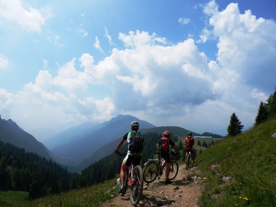 lago-di-valagola-passo-bregn-de-lors-transalpes-en-btt-italia-alpes