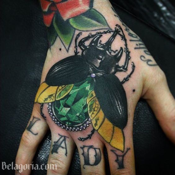tatuajes de escarabajos para mujeres 