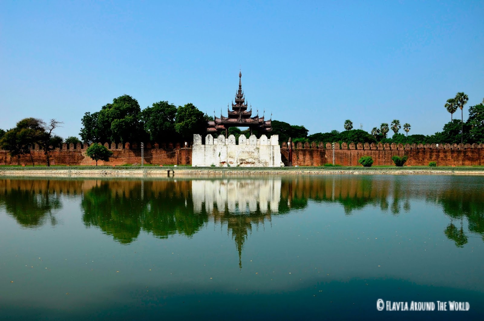 Murallas y su reflejo en el palacio real de Mandalay Murallas y su reflejo en el palacio real de Mandalay, Myanmar (Birmania)