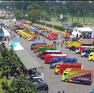 Kontes Modifikasi Truk-foto dari atas-panas panasan