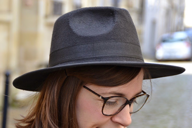 tenue avec pull noir COS ,short American Vintage, sac trapéze bleu, chapeau New Look