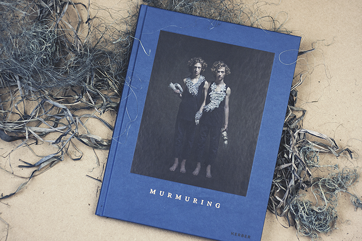 "Murmuring" zeigt Schmuckarbeiten von Hannah Hedmann, fotografiert von Sanna Lindberg - erschienen beim Kerber Verlag. // Fotos von Bildband © fieberherz.de "Murmuring" zeigt Schmuckarbeiten von Hannah Hedmann, fotografiert von Sanna Lindberg - erschienen beim Kerber Verlag. // Fotos von Bildband © fieberherz.de