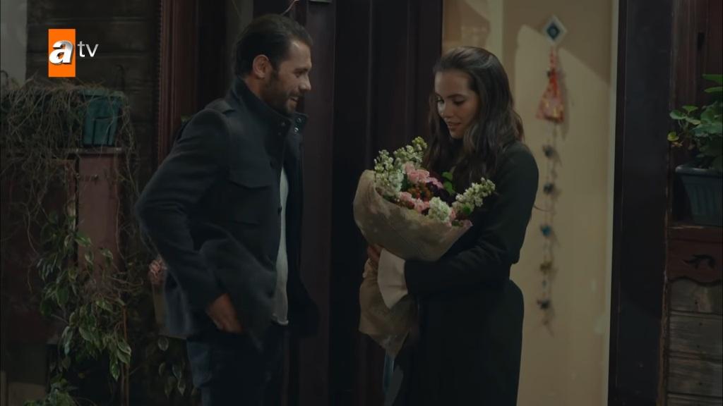 Łzy Cennet odcinek 51: Selim wybacza rodzicom! Orhan wręcza Cennet kwiaty! [Streszczenie + Zdjęcia]