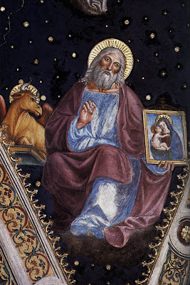 San Lucas sosteniendo un cuadro de la Virgen con el Niño, a su derecha el buey, su simbolo.