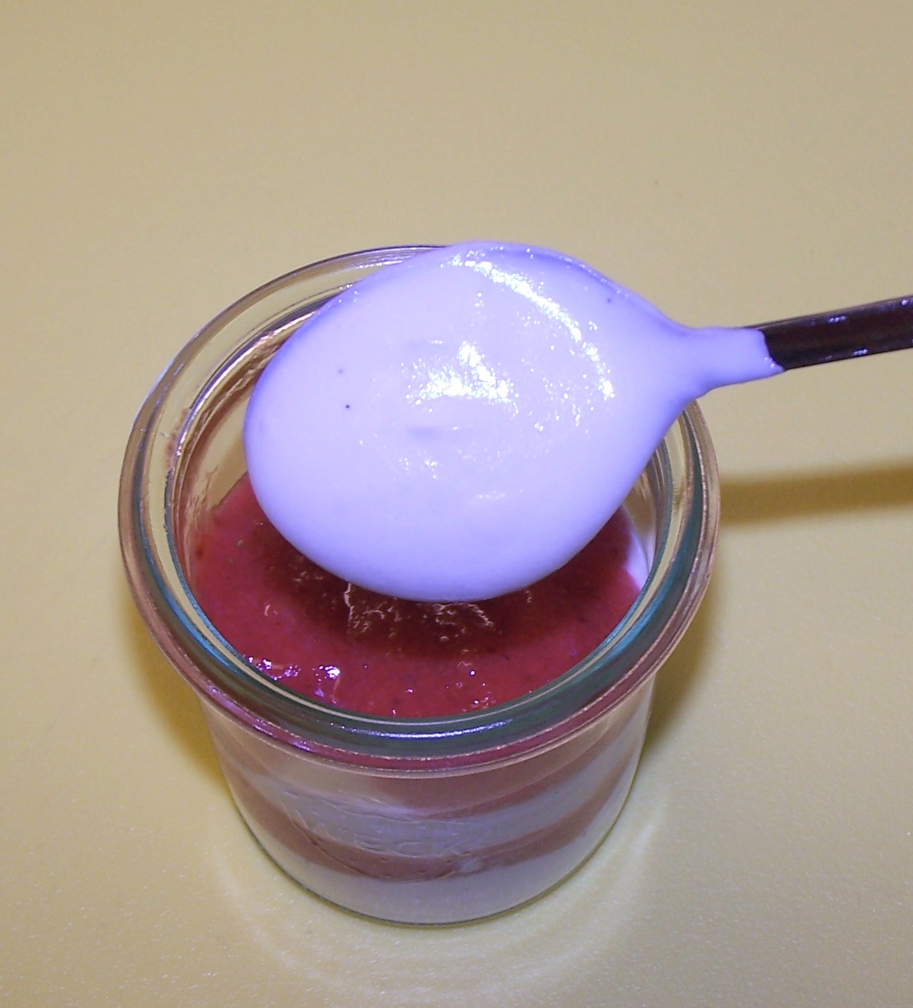 Lecker Bentos und mehr: Erdbeer-Mascarpone-Eis im Glas