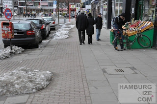 © hamburgize.com / Stefan Warda - "Geräumter Radweg" Fake-Winterdienst: "Geräumter Radweg" Winterhuder Marktplatz